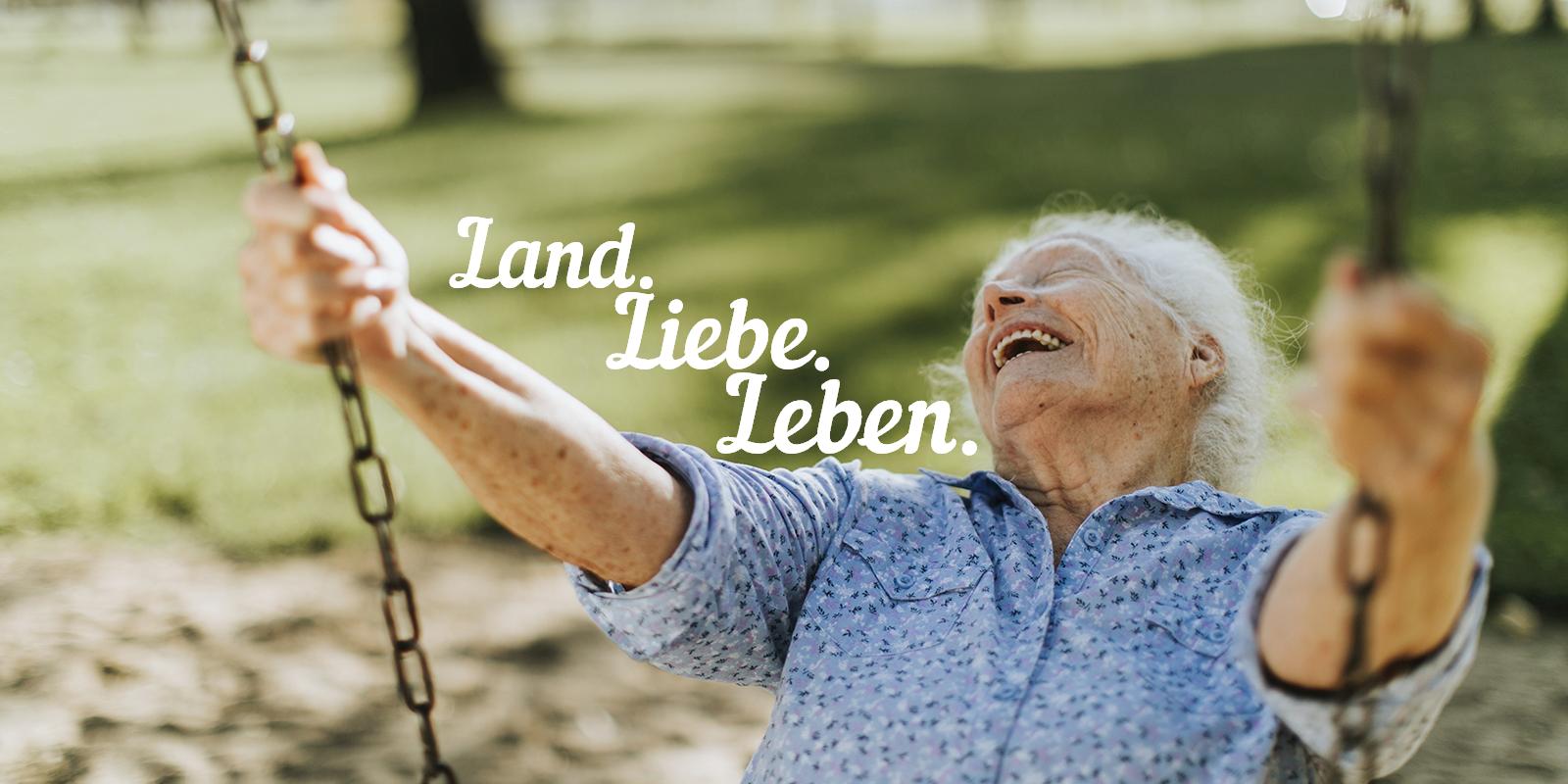 iStock-1124657093 Lachende Seniorin auf Schaukel