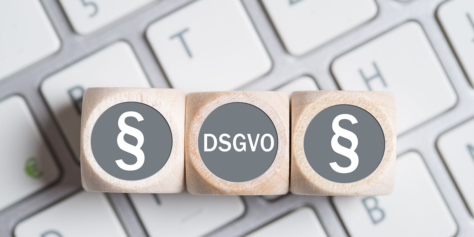 www.fotogestoeber.de_iStock-1098366372 Beschriftete Würfel für DSVGO