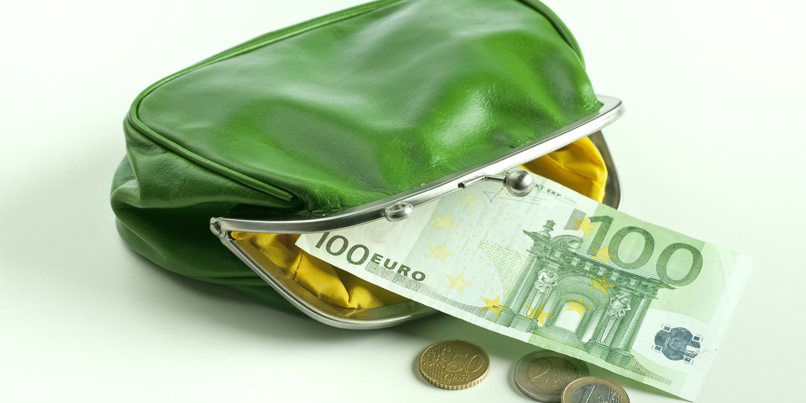 pidjoe_iStock-185331098 geöffnete grüne Geldbörse mit 100-Euro-Schein und Münzen