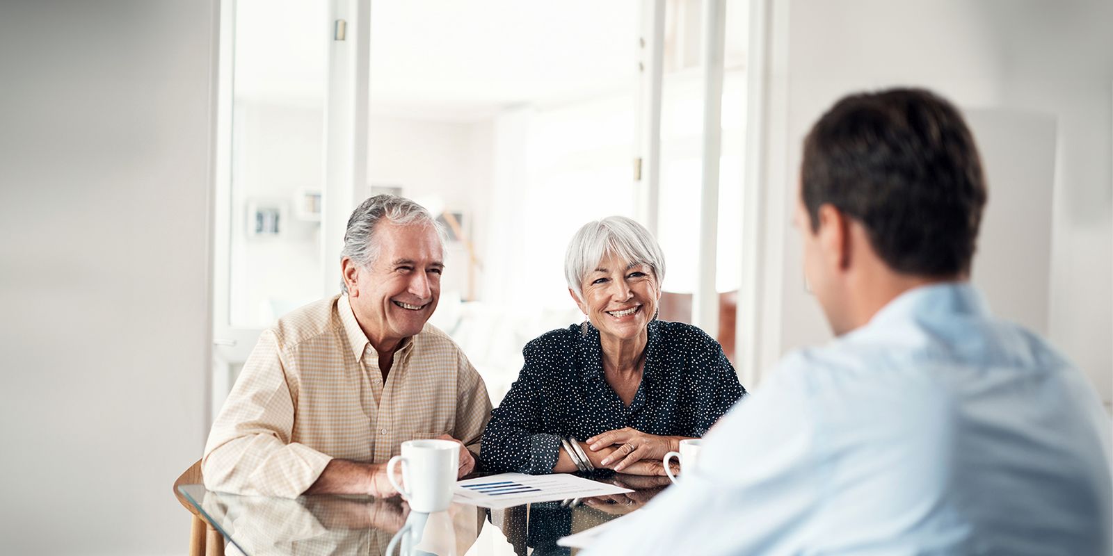 shapecharge_iStock-861129196 Älteres Ehepaar lässt sich beraten